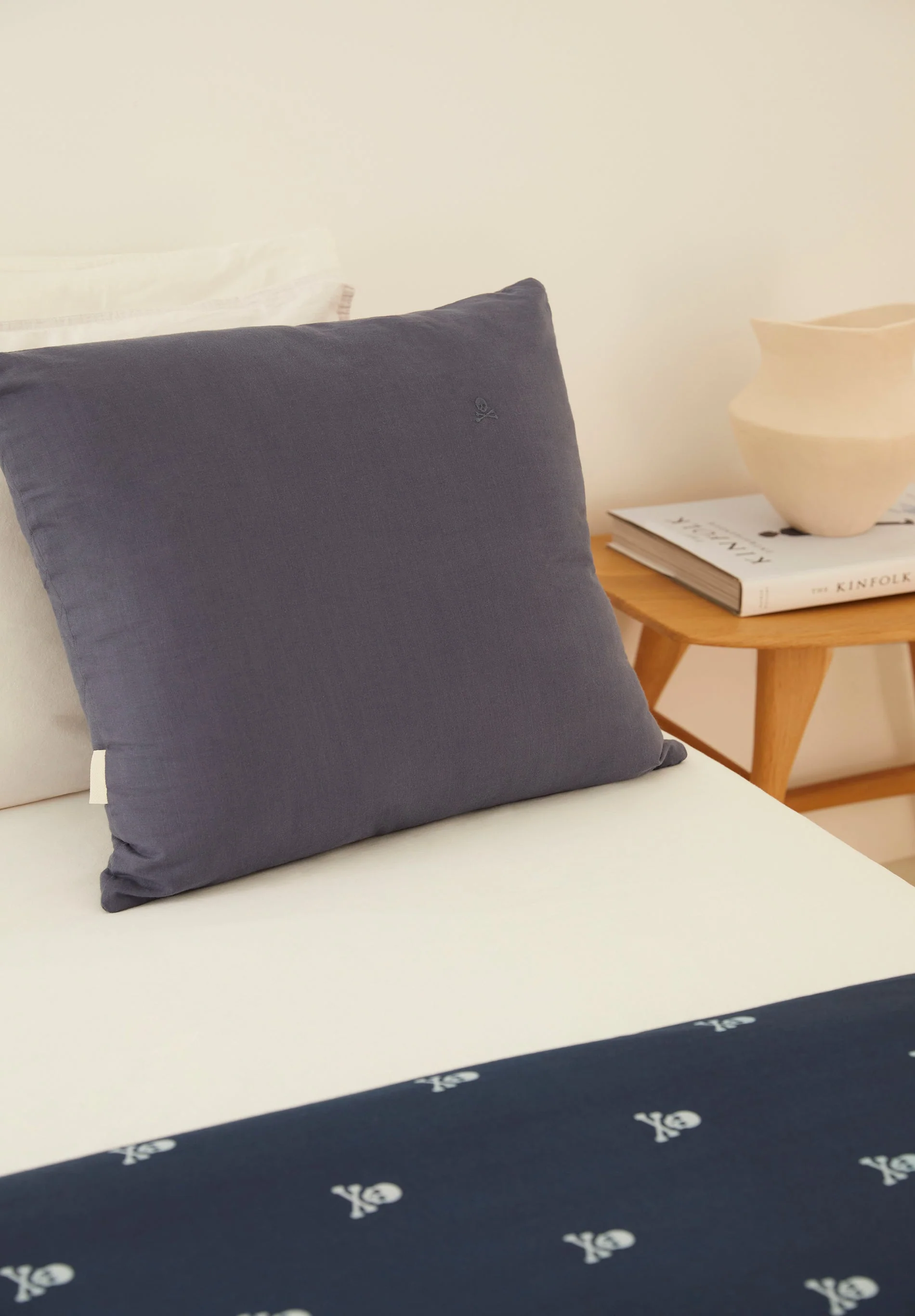 CAMA 180 CM | CONJUNTO DE CAPA DE EDREDÃO E ALMOFADAS SKULLS - Image 4