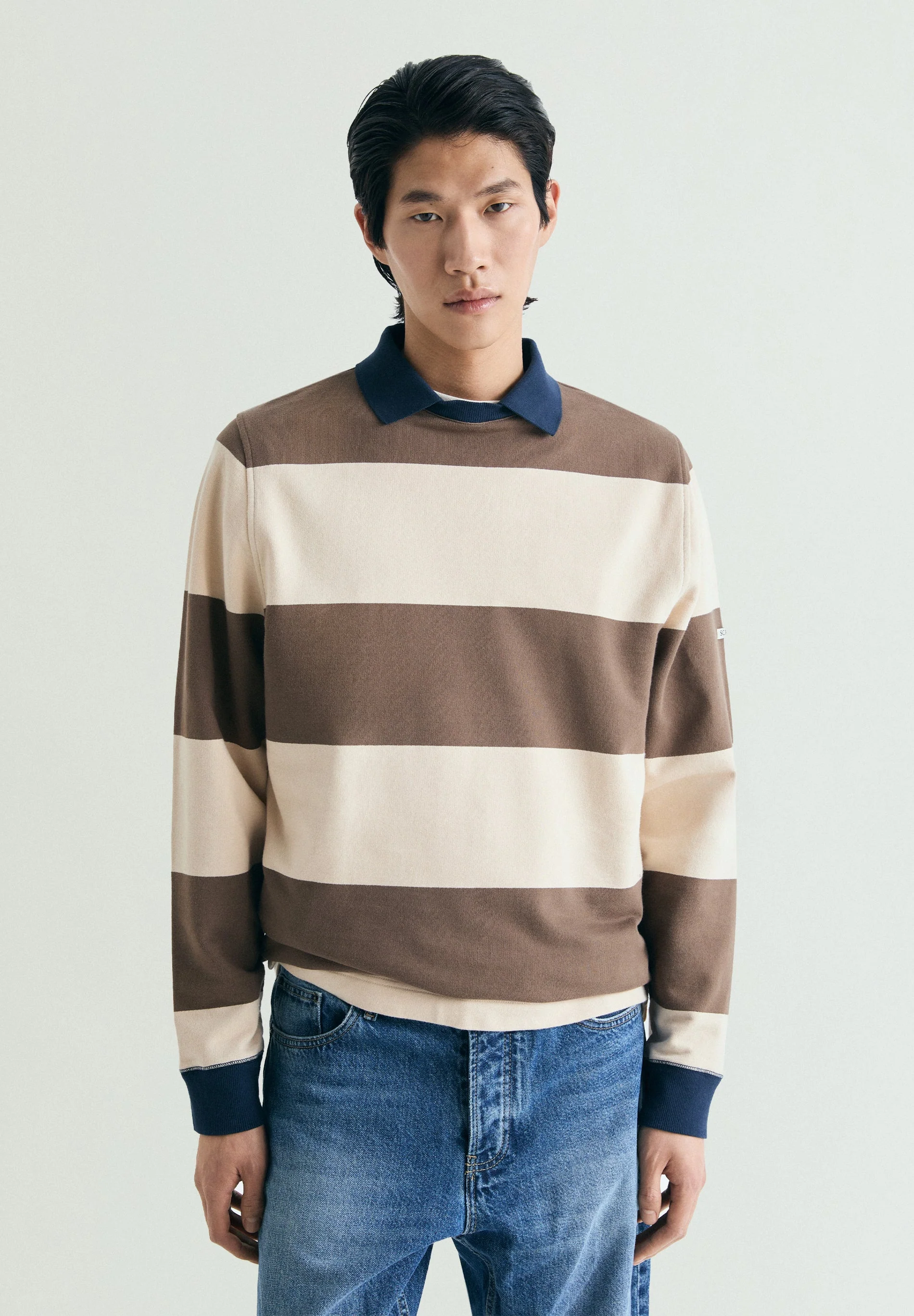 SWEATSHIRT ĂS RISCAS COM GOLA EM CONTRASTE