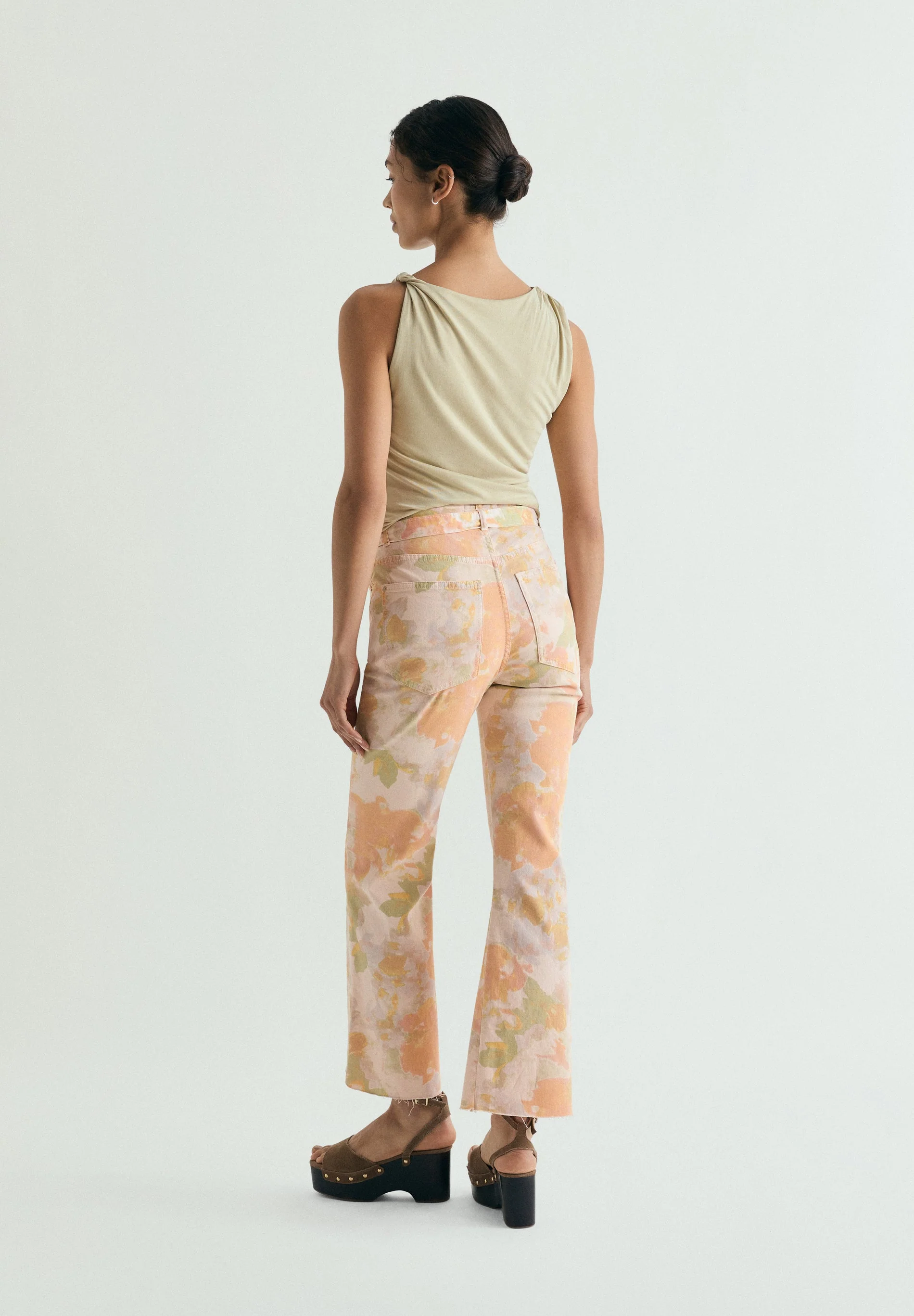 JEANS BOCA DE SINO PADRÃO FLORAL - Image 3