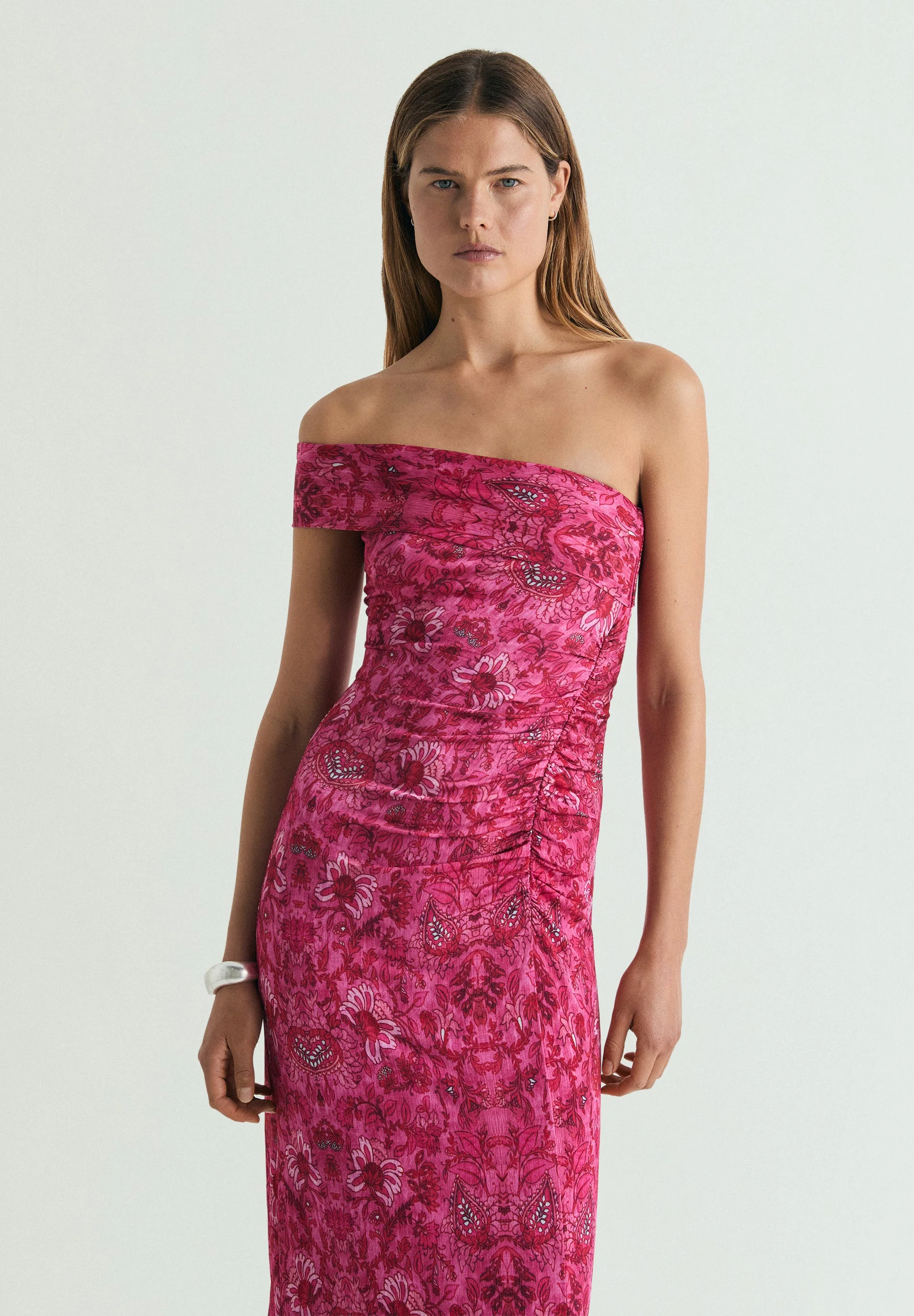 VESTIDO MIDI ASSIMÉTRICO COM PADRÃO
