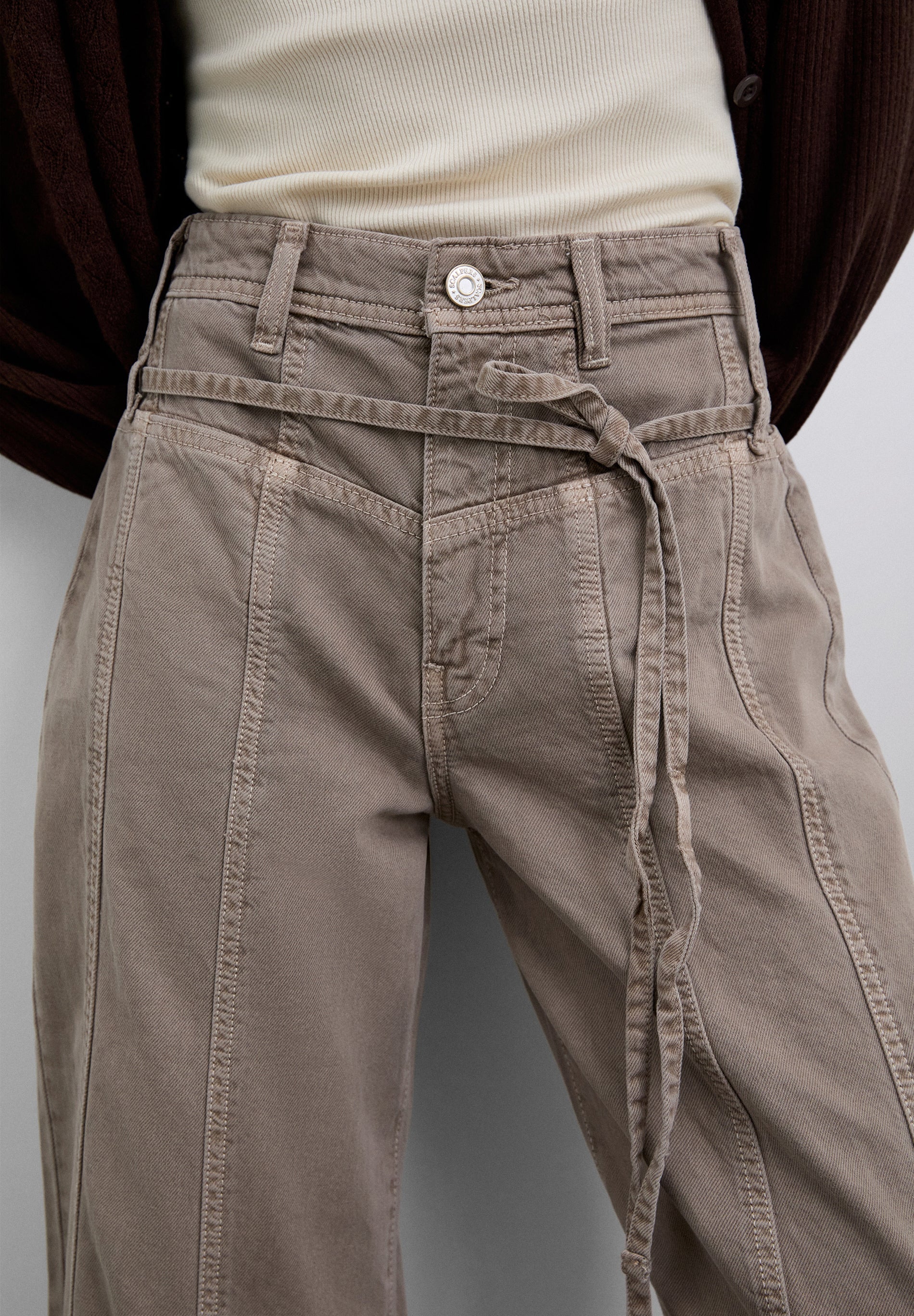 JEANS COM PORMENOR DE CINTURA - Image 4