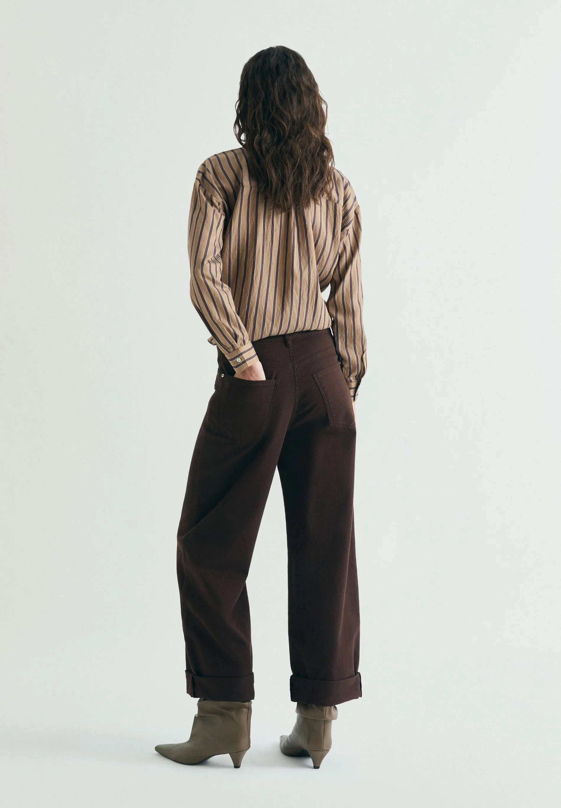 JEANS COM PORMENOR NA BAINHA - Image 3