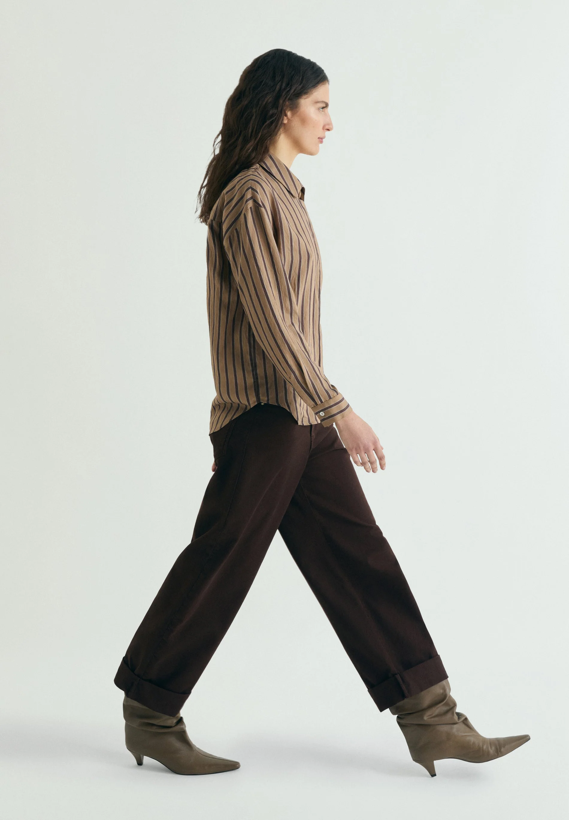 JEANS COM PORMENOR NA BAINHA - Image 4