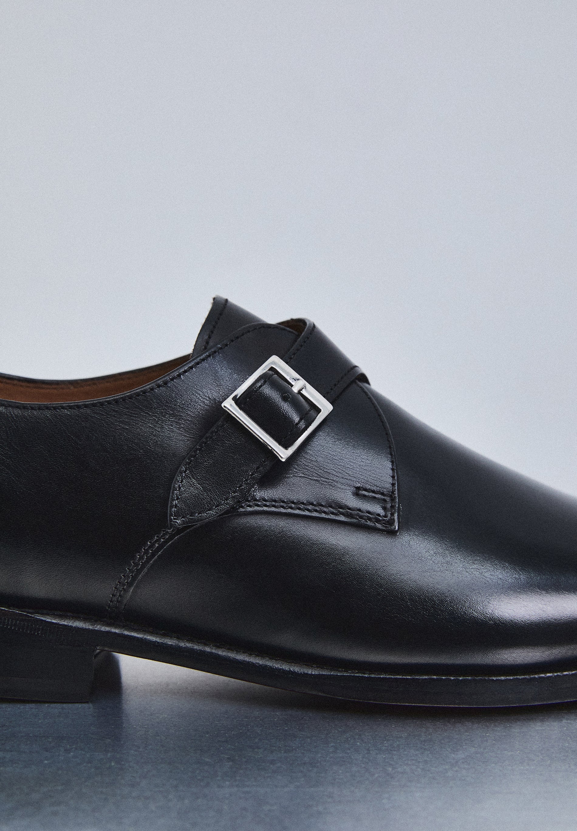 SAPATOS MONK EM PELE