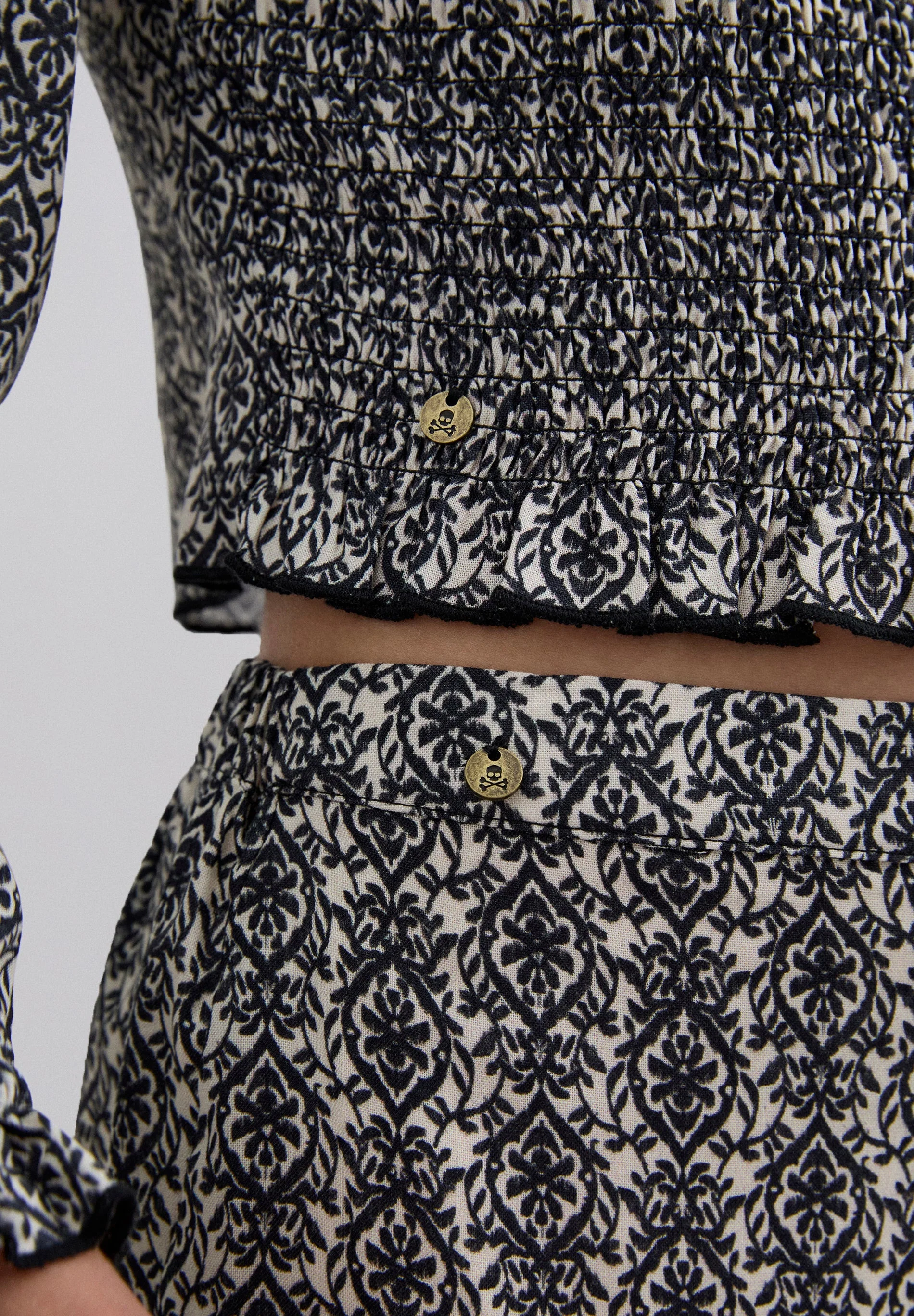 BLUSA COM PADRÃO E FOLHO - Image 6