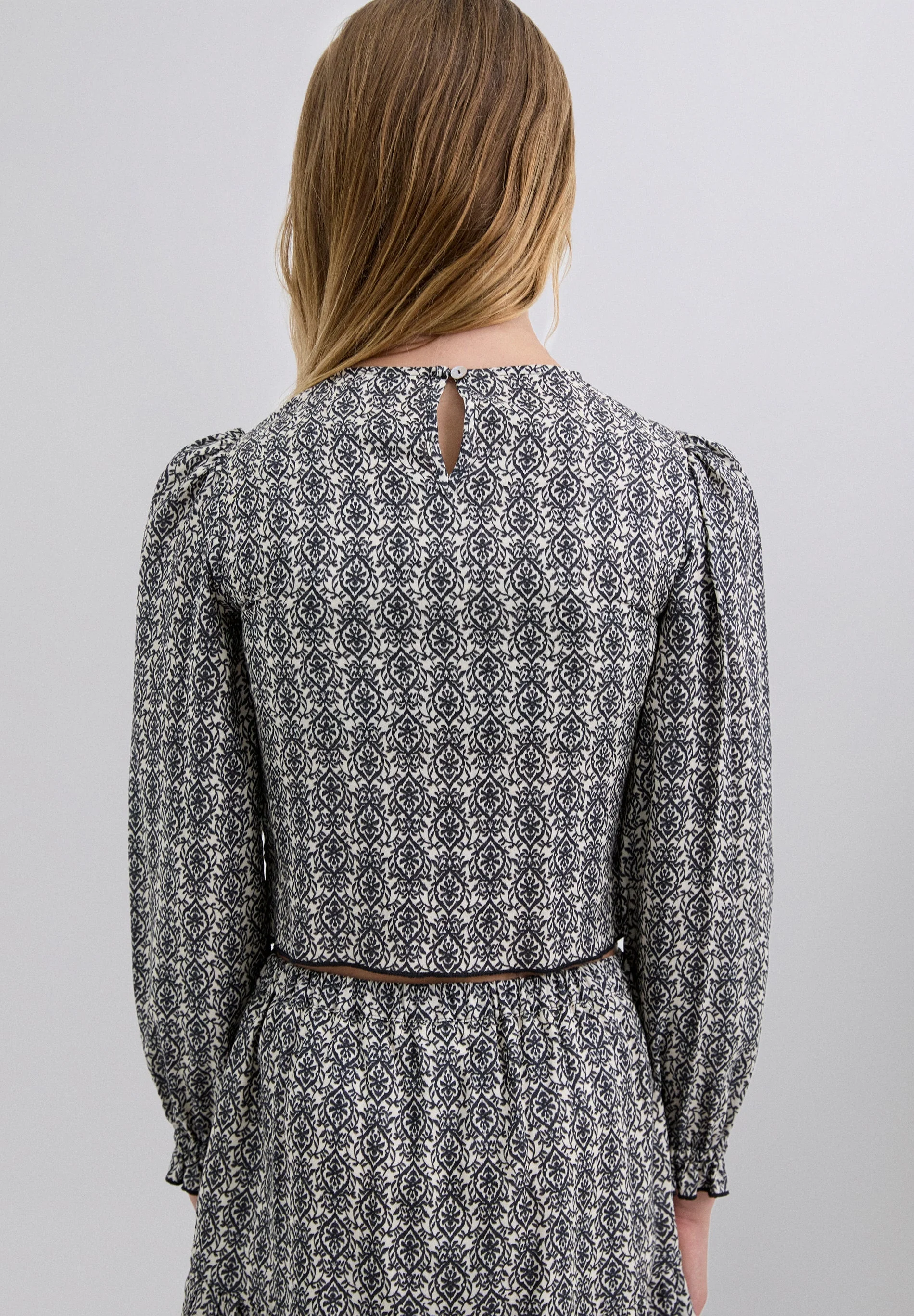 BLUSA COM PADRÃO E FOLHO - Image 7