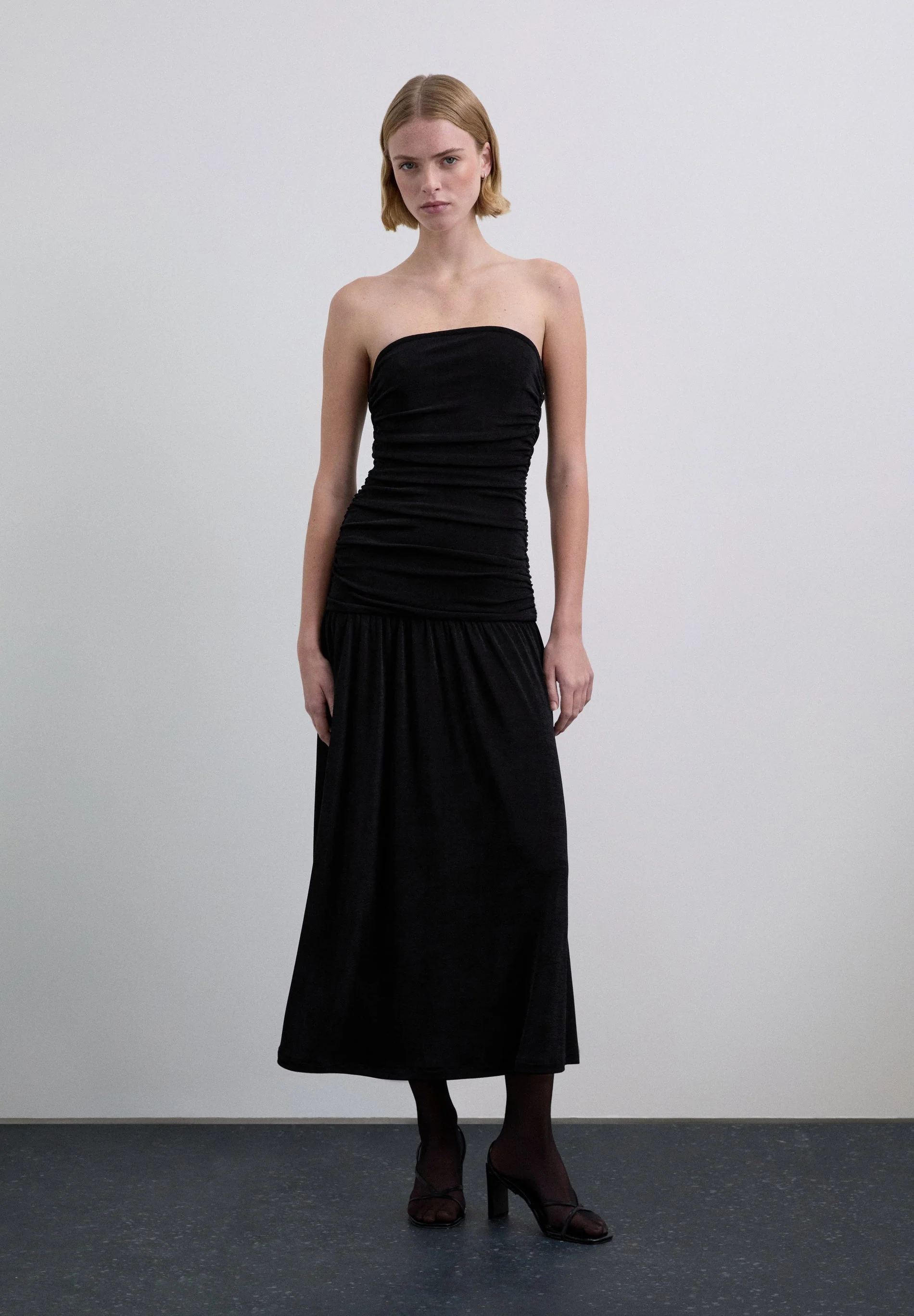 VESTIDO DE MALHA COM FRANZIDOS - Image 2